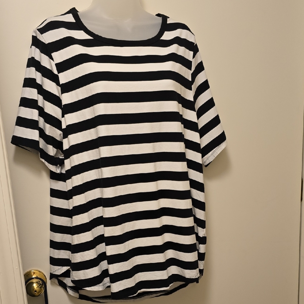 Lane Bryant Black and White Boxy Short Sleeve Tee